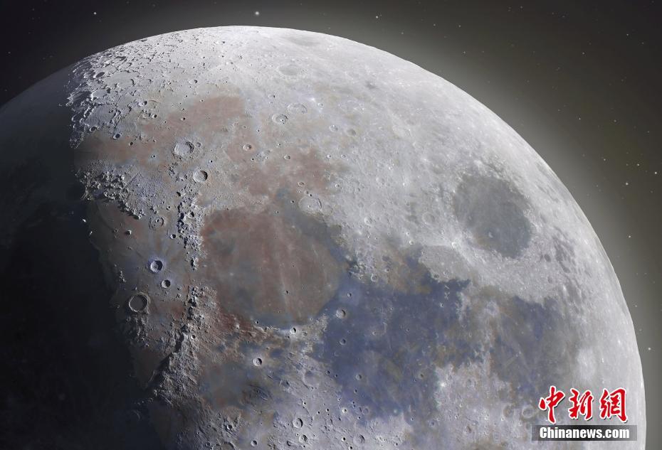 摄影师数千张照片合成超高清月球图像
