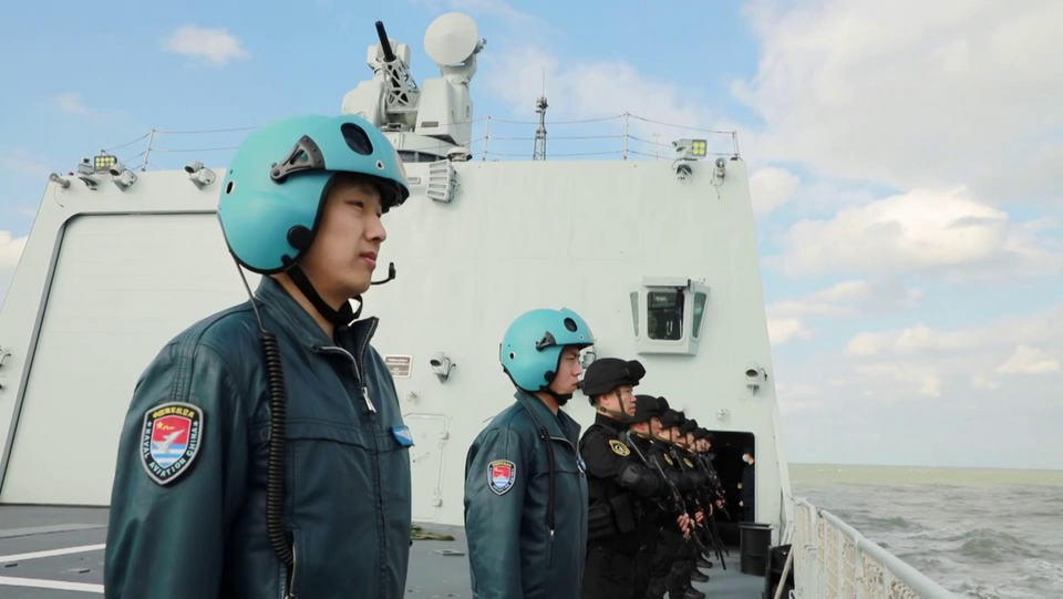 分航！中俄官兵挥帽告别
